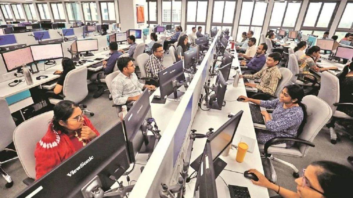 https://www.jagranimages.com/images/newimg/20082025/20_08_2025-it_sector_employee_24019419.jpg