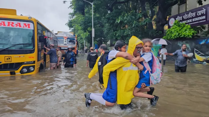 मुंबई में हुई मूसलाधार बारिश की वजह से कई निचले इलाके जलमग्न हो गए (फोटो- एएनआई)