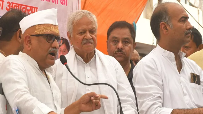 पूर्व प्रधानमंत्री इंदिरा गांधी की प्रतिमा का अनावरण के बाद संबोधित करते कांग्रेस के प्रदेश अध्यक्ष अजय राय। जागरण