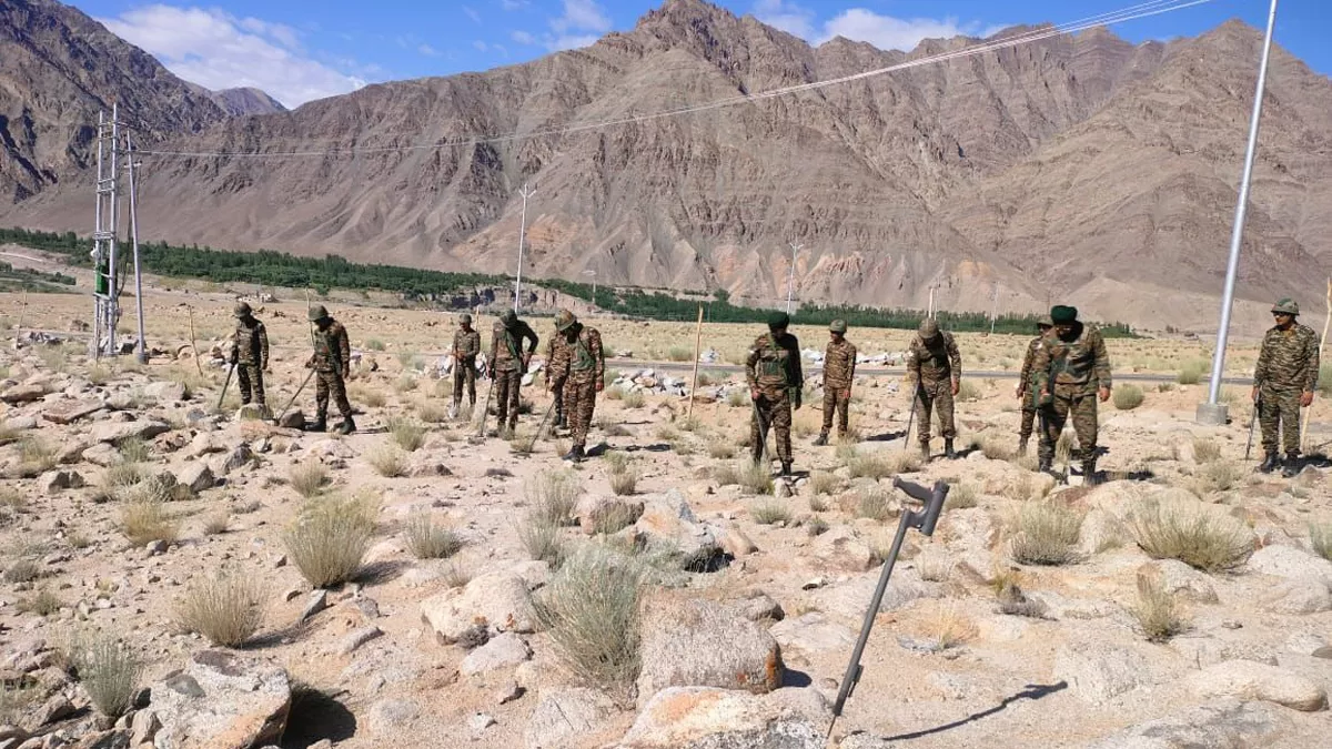 लद्दाख में दुश्मन की तबाही के निशान मिटा रही सेना, पाकिस्तान द्वारा कारगिल युद्ध में दागे गए गोले अभी भी जमीन में हैं दफन