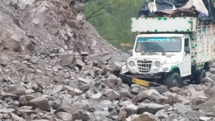 बदरीनाथ हाइवे पागनाला व गुलाबकोटी में अवरुद्ध,सात सौ से अधिक तीर्थयात्री कर रहे हाइवे खुलने का इंतजार। फाइल