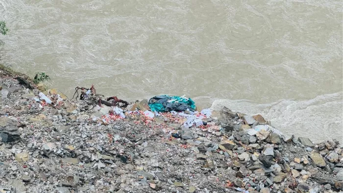 मंडी में पंडोह डैम के पास ब्यास नदी में गिरी गाड़ी। जागरण