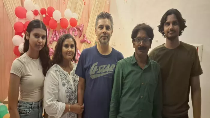 परिवार को पुरखों की माटी तो मिली पर अपनों से भेंट न हो पाने का दुख है।