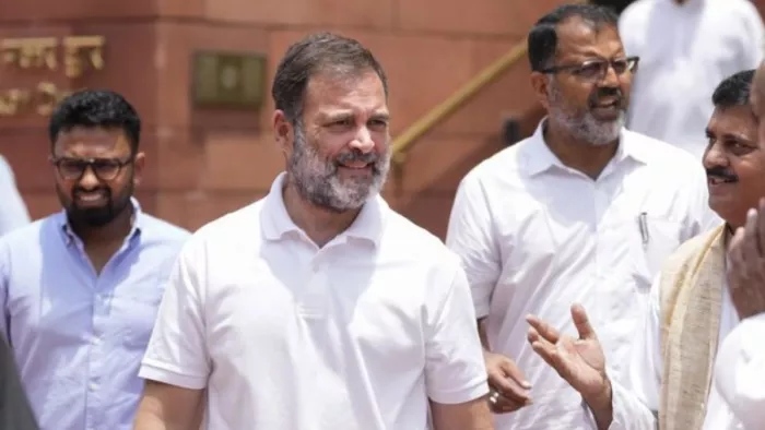 राहुल ने बीजेपी नेता से हाथ मिलाते हुए इसे "अनकॉमन हैंडशेक" का नाम देते हुए सबका ध्यान खींचा।