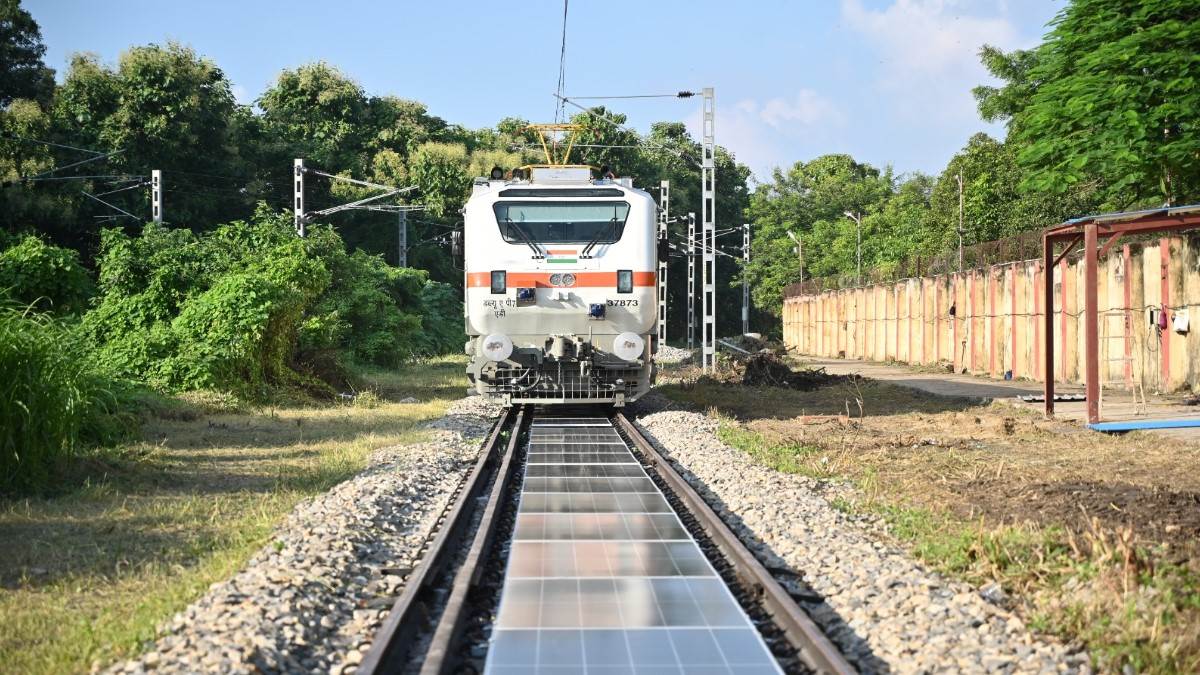https://www.jagranimages.com/images/newimg/20082025/20_08_2025-rail1_24019035.jpg