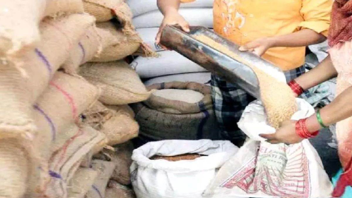 https://www.jagranimages.com/images/newimg/20082025/20_08_2025-ration-shop_24018862.jpg
