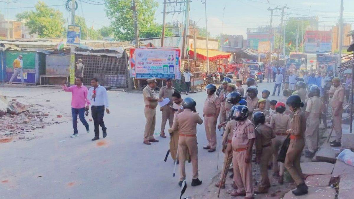 https://www.jagranimages.com/images/newimg/20082025/20_08_2025-shravasti_bulldozer_24019392.jpg