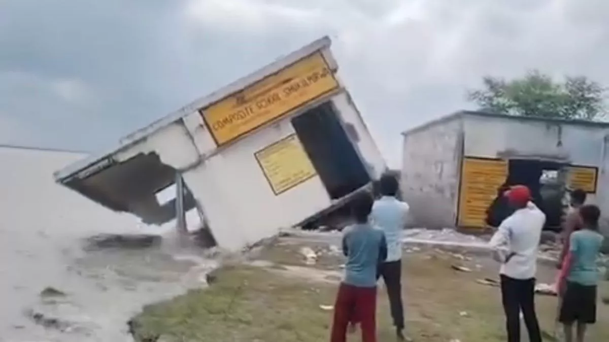 Sitapur News: सीतापुर में जलस्तर घटने के साथ कटान तेज, घाघरा नदी में समाया स्‍कूल