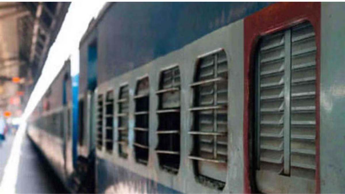 https://www.jagranimages.com/images/newimg/20082025/20_08_2025-train_1_24019728.jpg