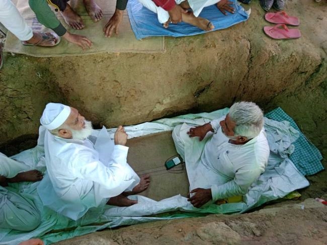 अपडेट खबर : ग्रीन बेल्ट में गड्ढे खोदने पर प्रदर्शन करने वालों पर रिपोर्ट दर्ज
