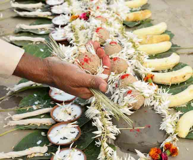 Pitru Paksha 2021 Tarpan Vidhi: पितरों की आत्म तृप्ति के लिए कैसे करें तर्पण? जानें सही विधि एवं मंत्र