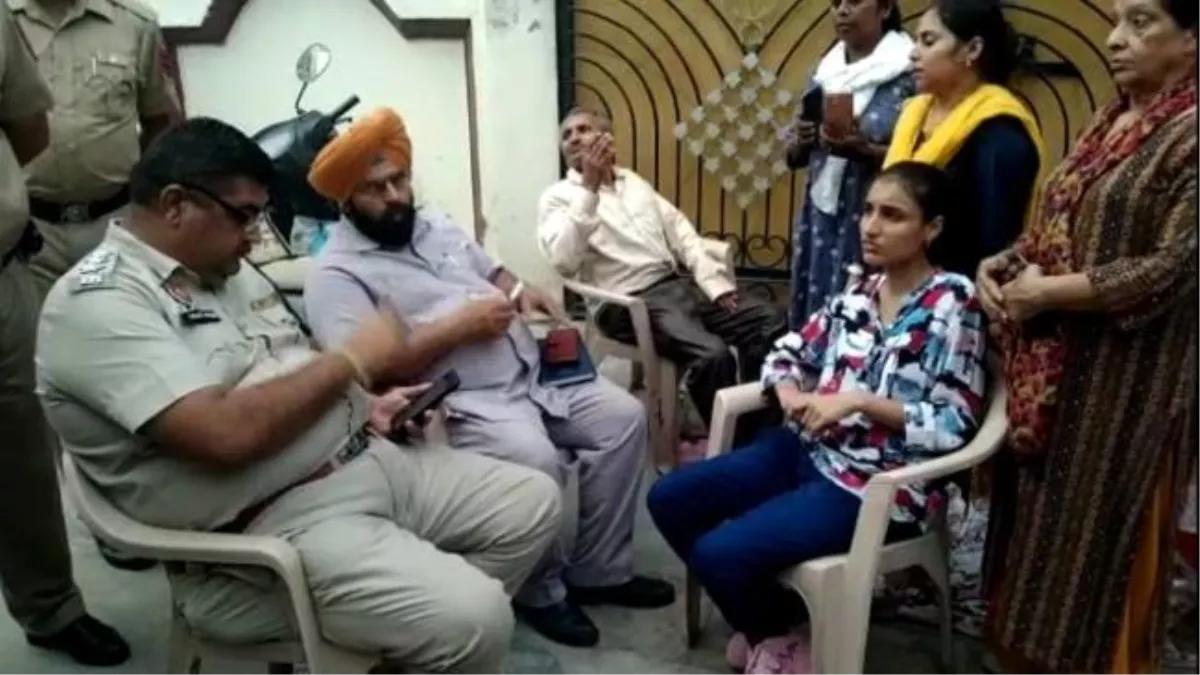 गुरदासपुर में पति के घर के आगे धरने पर बैठी महिला, बोली- ससुराल वाले अंदर नहीं आने दे रहे