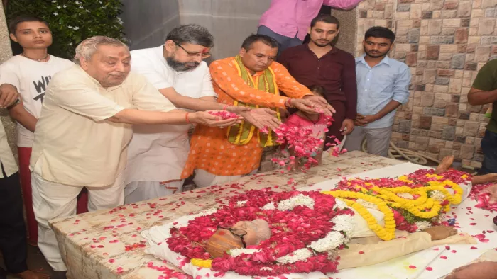 पद्मश्री प्रो. रामयत्न शुक्ल को श्रद्धांजलि देते संपूर्णानंद संस्कृत विश्वविद्यालय के कुलपति, ज्योतिष आचार्य राम नारायण द्विवेदी व अन्य।