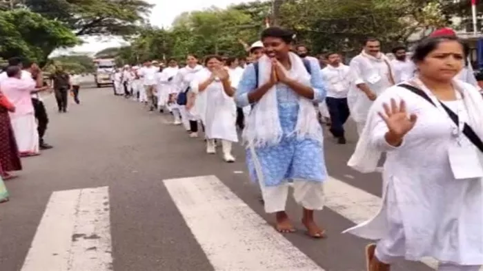 छत्तीसगढ़ की बेटी आशिका कुजूर कांग्रेस की भारत जोड़ो पदयात्रा किसानों के समर्थन में नंगे पैर चलीं।