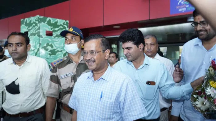 अरविंद केजरीवाल के वडोदरा पहुंचने पर 'मोदी-मोदी' के नारे लगे। फोटो एएनआइ