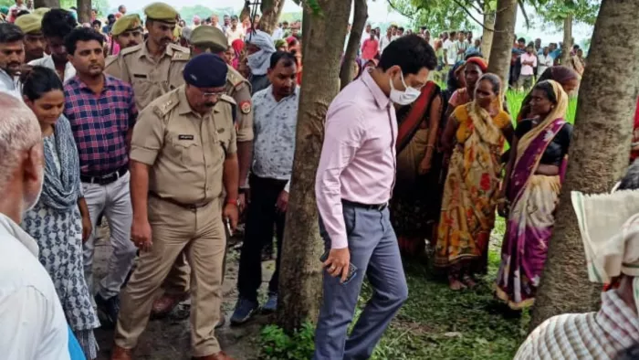 Ambedkarnagar news: डीएम व एसपी के आश्वासन पर पेड़ से उतारा जा सका शव।