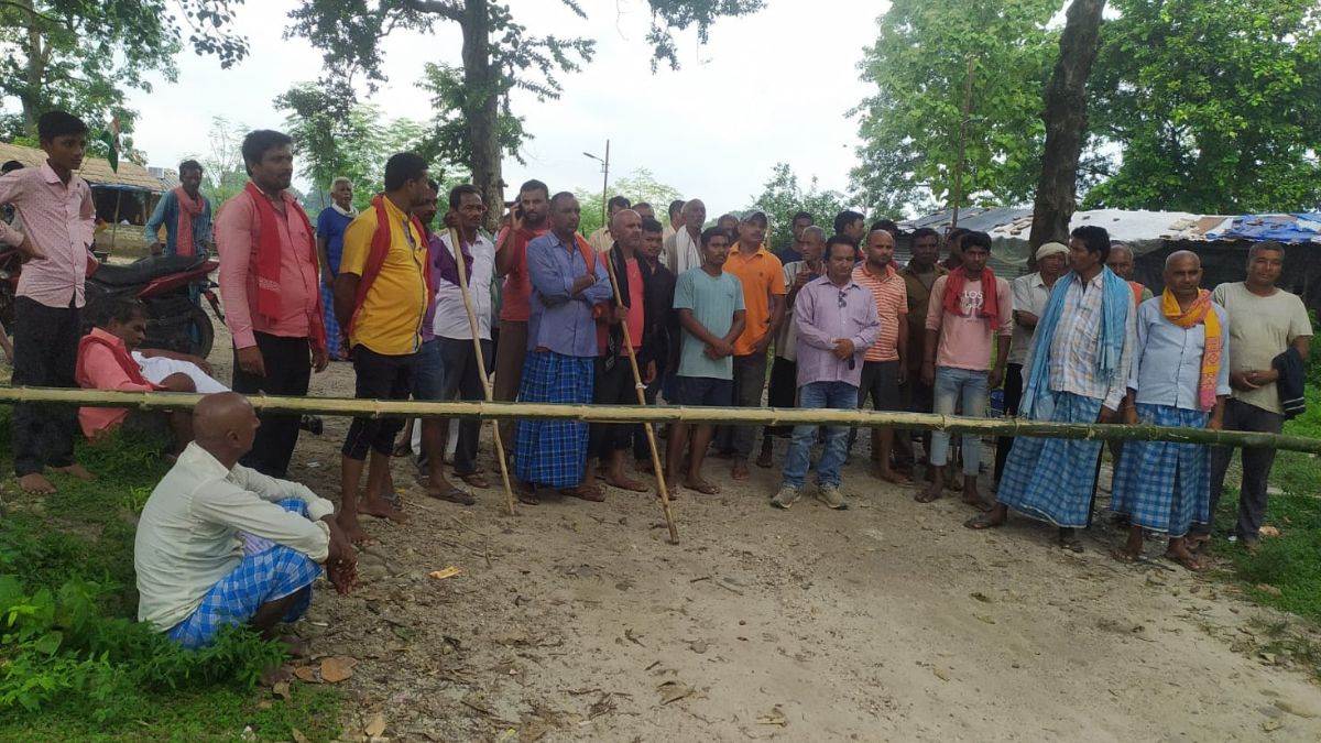 भिखनाठोरी में मुख्य रास्ते पर बांस लगाकर रास्ता बंद करते किसान। फोटो-जागरण