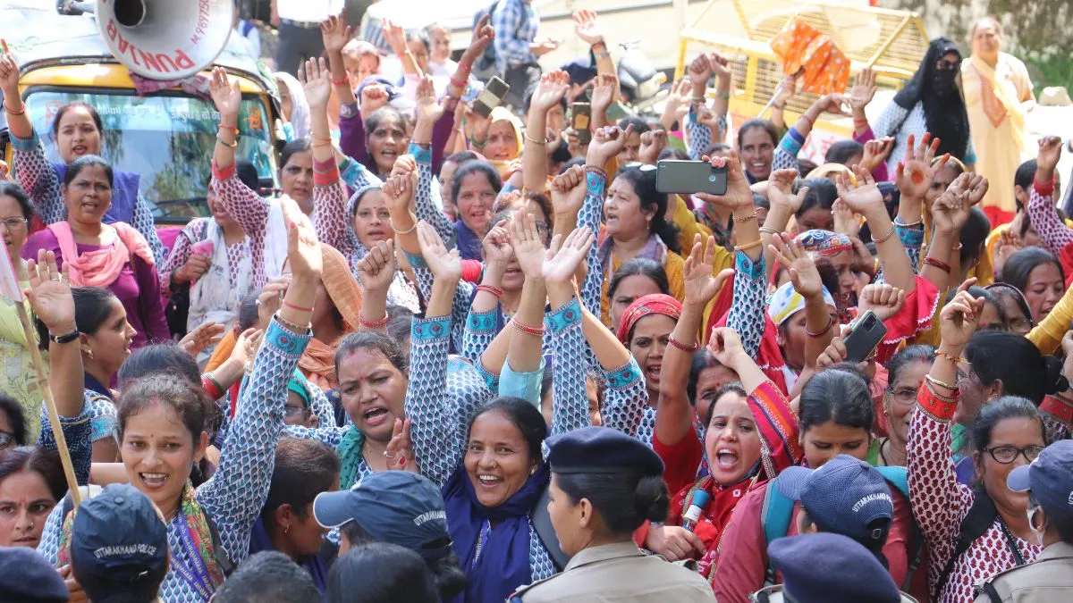 Uttarakhand News: मुख्यमंत्री आवास कूच कर रहे आंगनबाड़ी कार्यकर्त्ता को पुलिस ने रोका, सड़क पर बैठकर दिया धरना