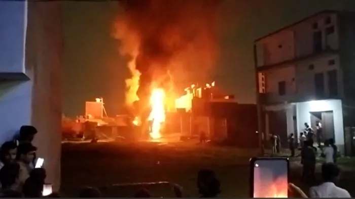 Fire in Factory Lucknow: दमकल कर्मियों ने पांच घंटे की मशक्कत के बाद पाया आग पर काबू।
