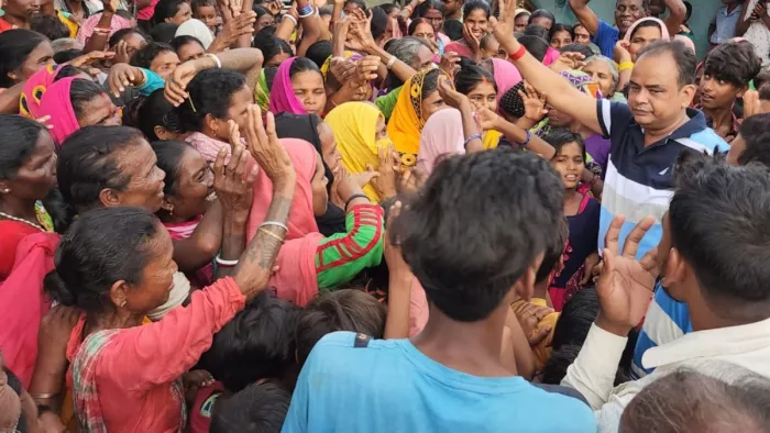 Jharkhand Politics: इरफान अंसारी से मिलने कोलकाता पहुंचे सैकड़ों समर्थक, विधायक हो गए भावुक।