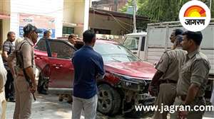जौनपुर में मिली कार में पुलिस को संदिग्‍ध हालात नजर आ रहा है।