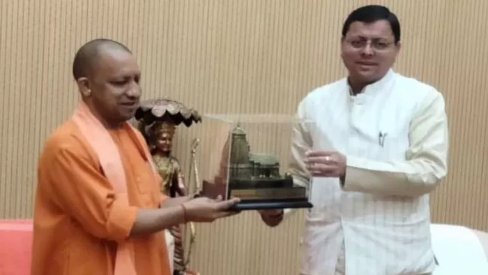 सीएम पुष्कर सिंह धामी ने जताया योगी आदित्यनाथ का आभार। File Photo
