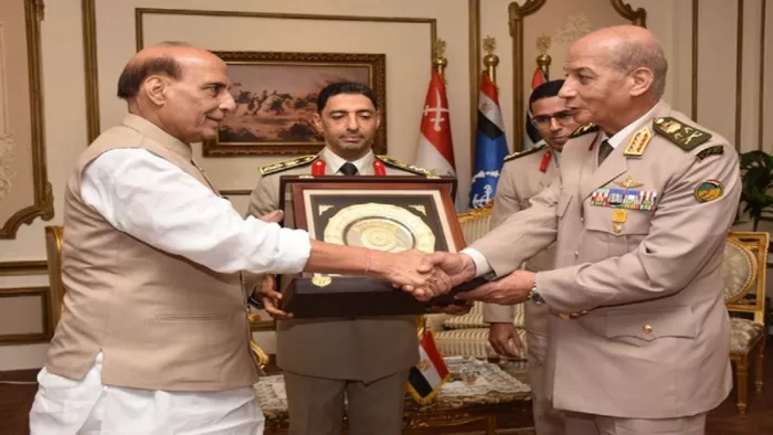 मिस्र के राक्षमंत्री से मिलते हाथ मिलाते हुए राजनाथ सिंह