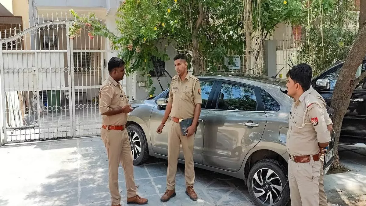 Greater Noida Robbery Case: नेवी के चीफ इंजीनियर के घर में थे डकैत, पुलिस हथियार नहीं हैं कहकर लौट गई
