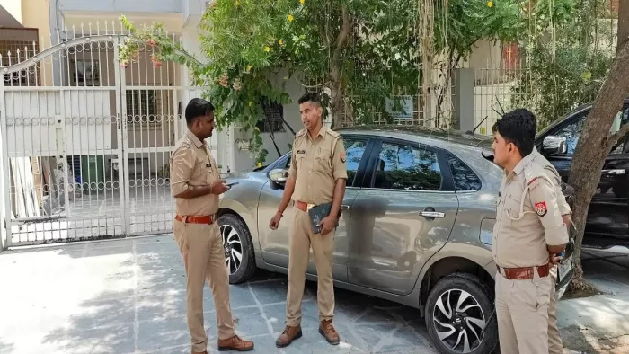 Greater Noida Robbery Case: घर में थे डकैत, पुलिस हथियार नहीं हैं कहकर लौट गई