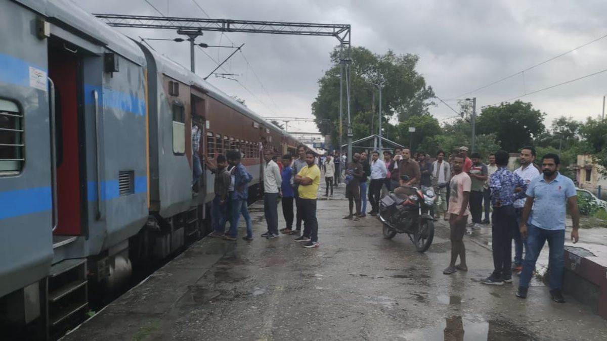 Fire in the toilet of Satyagraha Express train who run from Bihar to Delhi - Train Fire News: बिहार से दिल्ली आ रही सत्याग्रह एक्सप्रेस ट्रेन के टायलेट में लगी आग