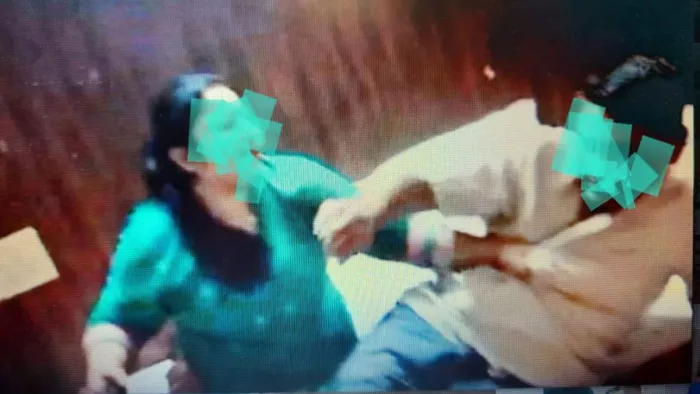 Agra Crime: आगरा के होटल में पति को रंगेहाथ पकड़ने के बाद पीटती महिला।