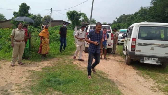मौके पर जुटे इलाके के लोग और पुलिस की टीम।
