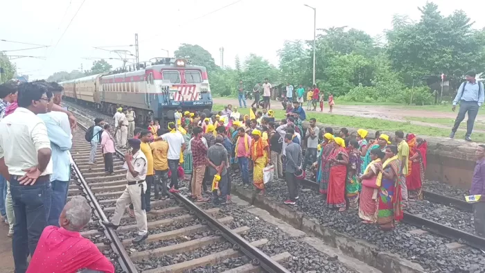 रेल रोको एवं सड़क जाम कर विरोध प्रदर्शन करते कुडमी एकता मंच के सदस्य।