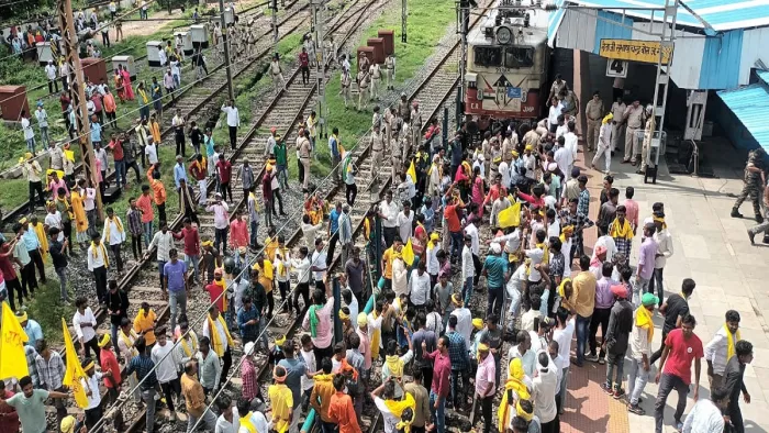 गोमो चक्रधरपुर एक्सप्रेस के आगे ट्रैक पर उतरे रेल रोको आंदोलन समर्थक।