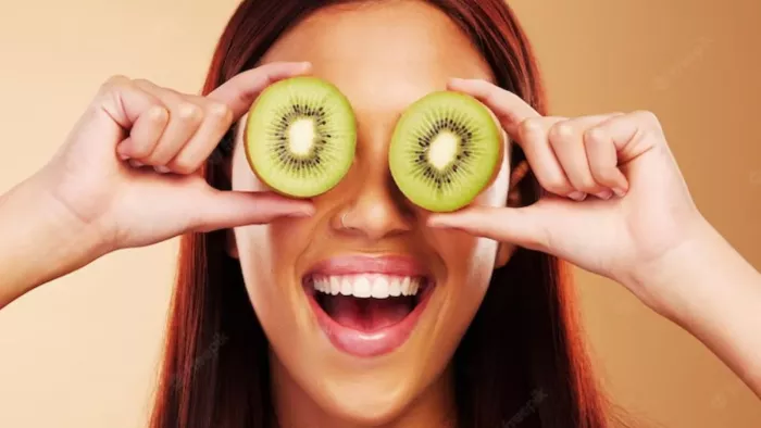 Dark Circles: डार्क सर्कल्स की समस्या से राहत पाने के लिए खाएं ये फल