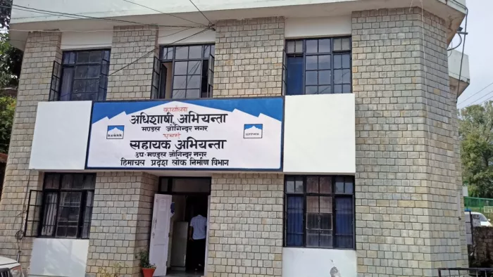 हिमाचल में कांग्रेस नेता की गुंडागर्दी! PWD इंजीनियर को बनाया बंधक, कुर्सी से उठाकर बाहर फेंकने की दी धमकी