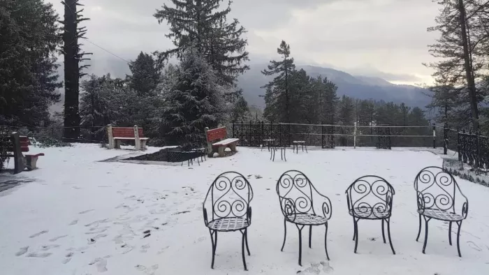 Himachal Weather: बारिश के बाद बर्फबारी बनी संकट, 32 सड़कें बंद