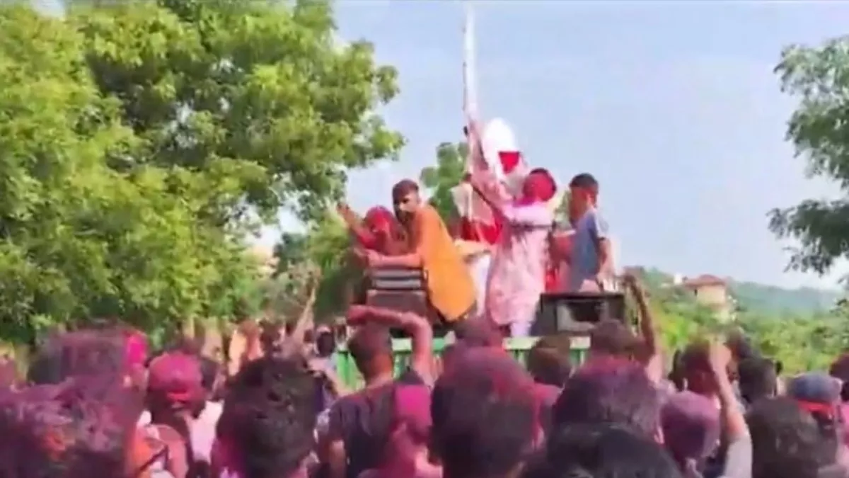 Odisha: गणेश भगवान की प्रतिमा लाते समय एक छात्र की करंट लगने से मौत, सामने आया खौफनाक वीडियो