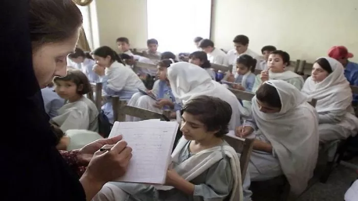 पाकिस्तान में एक अध्यापिका को एक साल में तीन बार प्रसूति अवकाश।