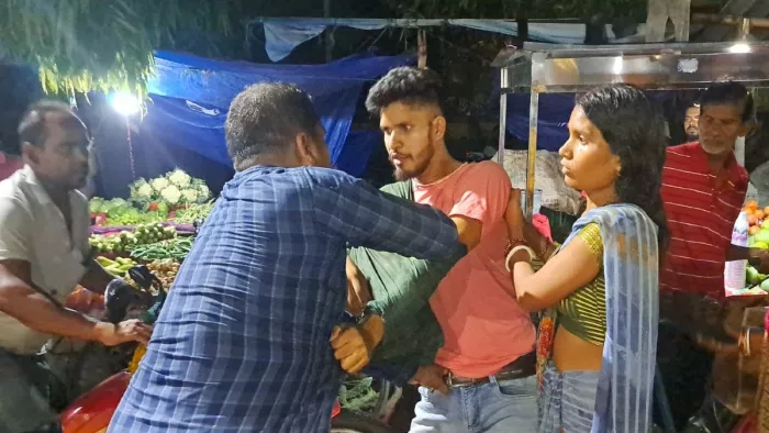 जमुई कोर्ट परिसर के पास सड़क पर दामाद को पकड़ कर टाउन थाना की ओर लेकर जाते ससुर व पत्नी