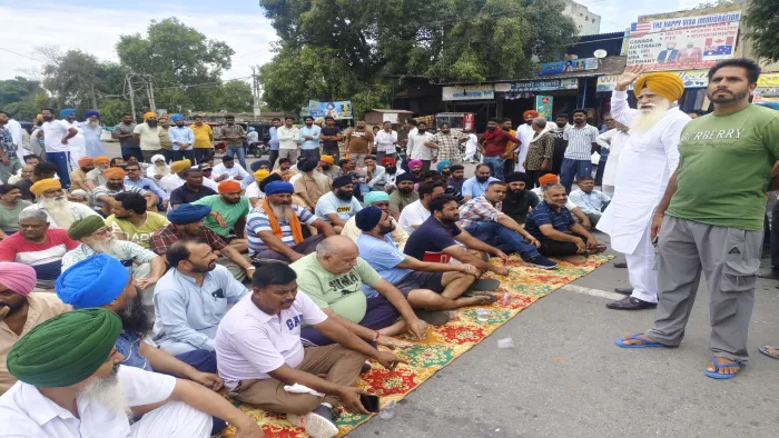 व्यापारियों और दुकानदारों ने आप नेता के हक में समर्थन करते हुए अटारी-वाघा रोड पर जाम लगा दिया।