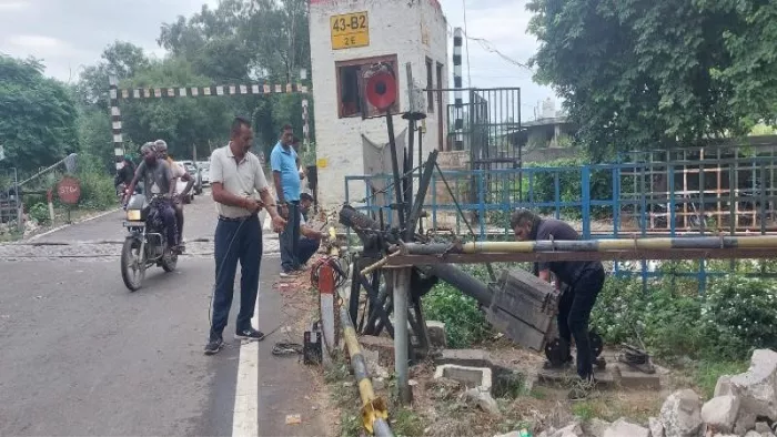 आज सारा दिन रेलवे कर्मचारी फाटक को ठीक करने में लगे रहे