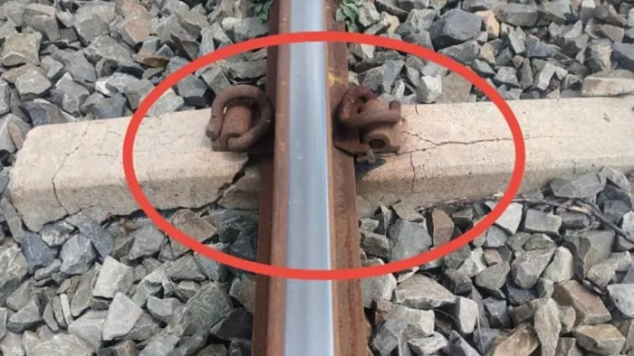 आरा के चारपोखरी में टूटे स्लीपर पर भाग रहीं ट्रेनें (जागरण)