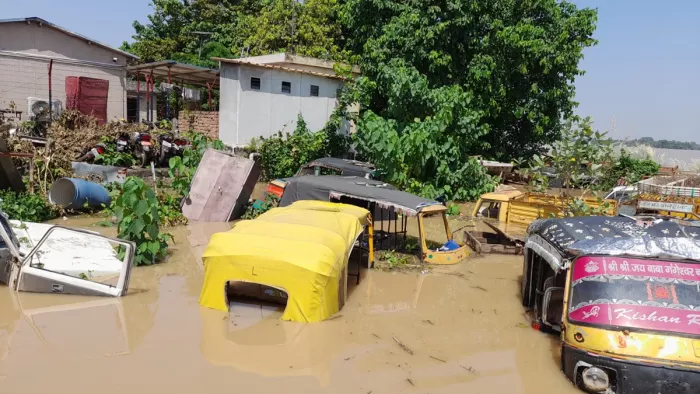 बाढ़ के पानी से घिरा फतुहा का नदी थाना (जागरण फोटो)