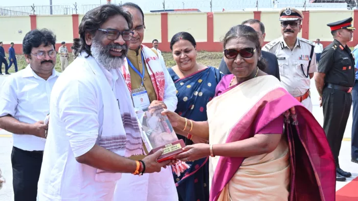 रांची में राष्ट्रपति द्रौपदी मुर्मु को स्मृति चिन्ह भेंट करते हुए मुख्यमंत्री हेमं सोरेन। जागरण