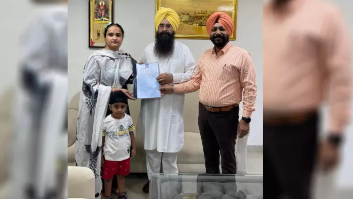कृषि मंत्री गुरमीत सिंह खुड्डियां नौकरी पाने वाली महिला को नियुक्ति पत्र सौंपते हुए।