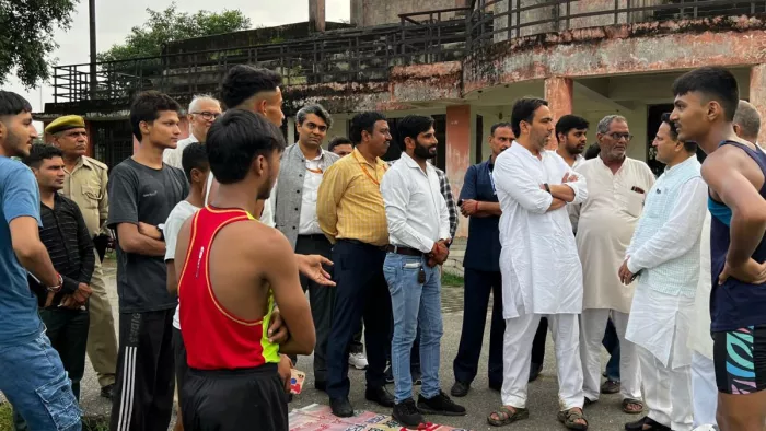 खेकड़ा जिला खेल स्टेडियम में खिलाड़ियों से वार्ता करते राज्यमंत्री जयन्त चौधरी। सौ. खिलाड़ी