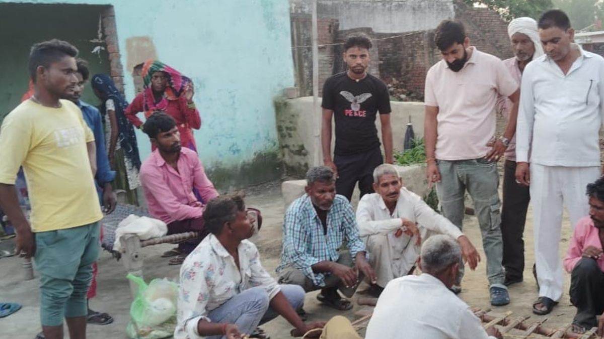 https://www.jagranimages.com/images/newimg/20092025/20_09_2025-_amroha_deadbody_waits_24053591.jpg