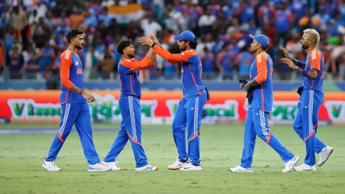 कैच लेते समय चोटिल हुए थे अक्षर। इमेज- बीसीसीआई