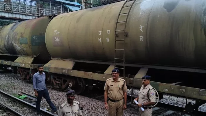Banda News: रेलवे स्टेशन हादसा की जांच को डीआरएम ने गठित की टीम, ट्रैक मरम्मत कार्य पर उठे सवाल
